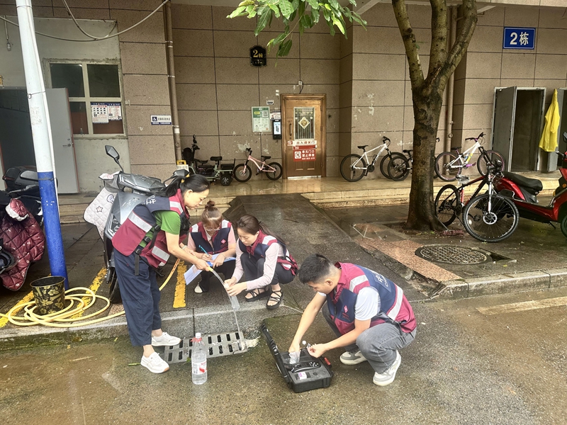 卫生防疫人员在受灾区域开展水质采样.jpg