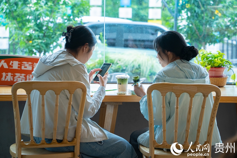 游客打卡贵州抹茶。人民网 阳茜摄.jpg