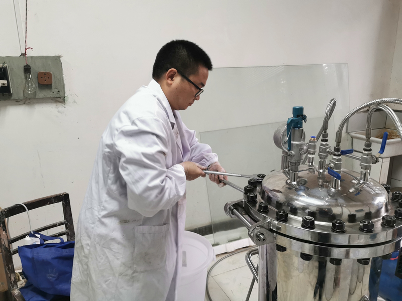 杨守禄在实验室开展板材科研实验。
