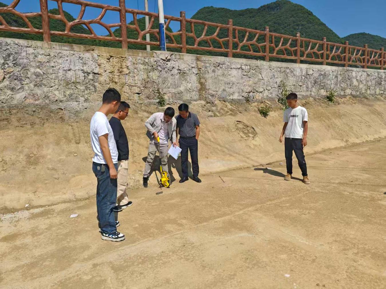 河岸护栏竣工验收。