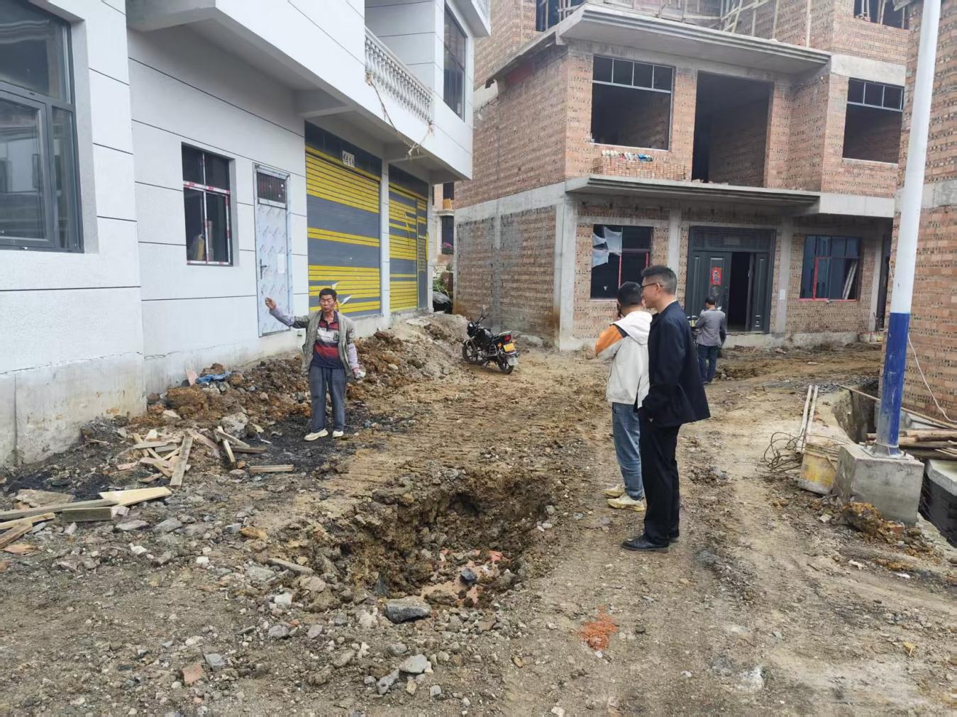 地质灾害搬迁安置点道路硬化。