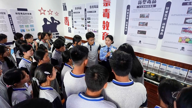 禁毒教育园地内，民警为学生讲解毒品相关知识。.jpg