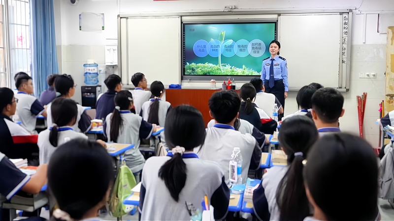 课堂上，民警依托PPT课件向学生宣传禁毒相关知识。.jpg