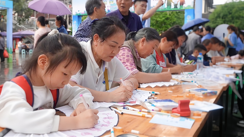 游园会的“绘净·无毒工坊”区域，市民们积极参与中。.jpg
