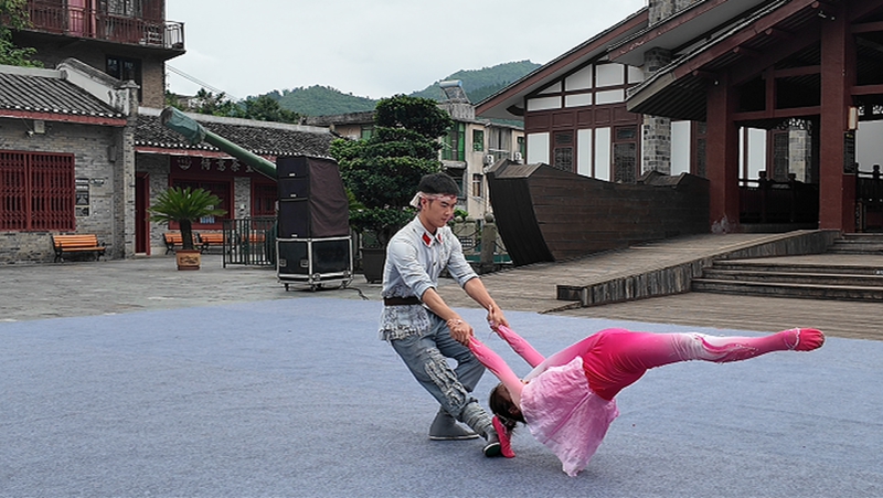 双人杂技节目《送别》。税会静 摄.jpg
