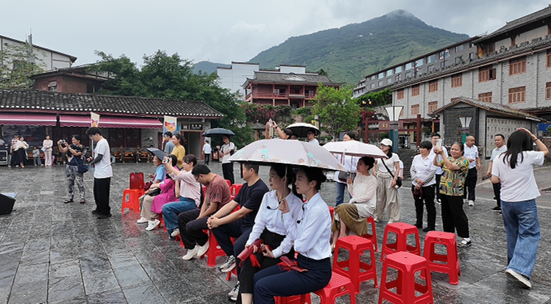 观众纷纷将手机拿出来拍照。税会静 摄.jpg