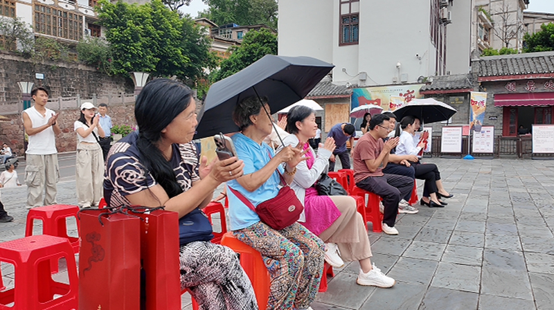 观众纷纷鼓掌。税会静 摄.jpg