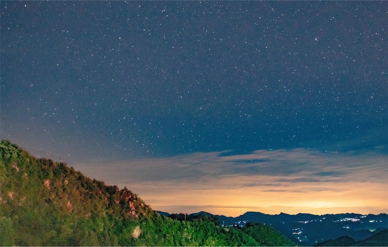 6、桃林的夏夜，远山藏着灯火，夜空缀满星河。桃林镇供图.jpg