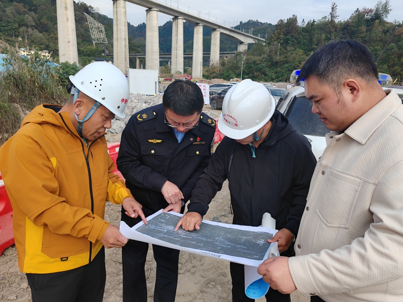 联合都匀公路段、黔桂铁路复线建设单位对G210满防线K2914-K2928路段可能涉及改线点位进行现场勘查(侯智勇左二).jpg