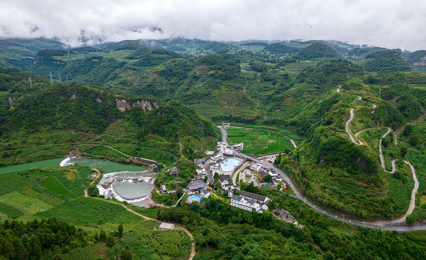 2026年6月24日拍摄的贵州省黔西市定新乡境内渭河岸边的英雄村。