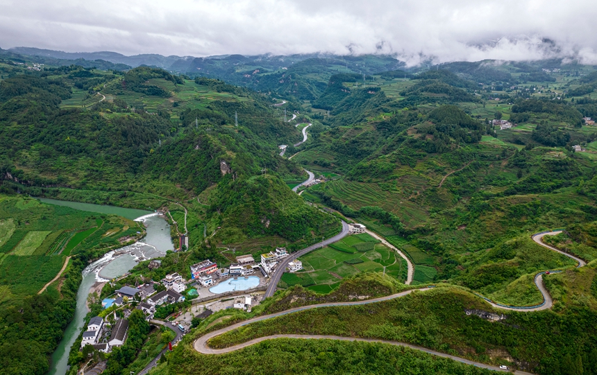 2026年6月24日拍摄的贵州省黔西市定新乡境内渭河岸边的英雄村。
