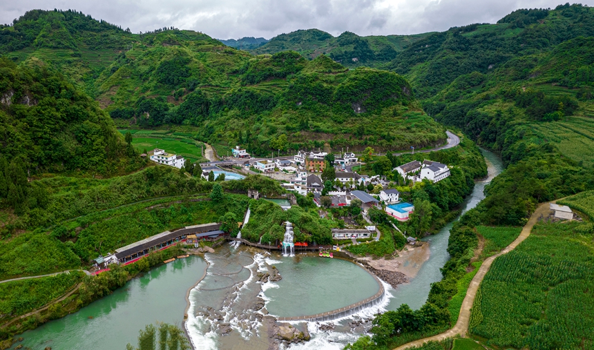 2026年6月24日拍摄的贵州省黔西市定新乡境内渭河岸边的英雄村。