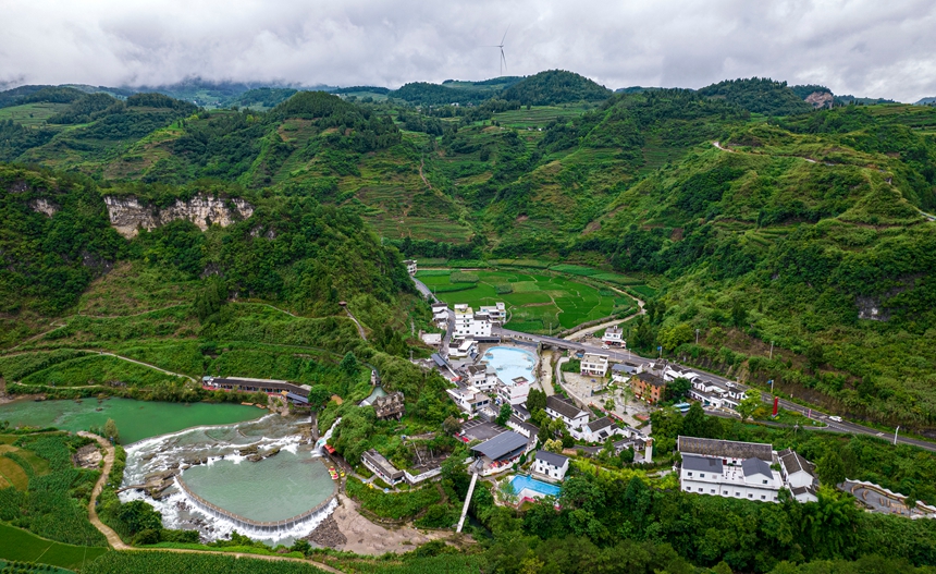 2026年6月24日拍摄的贵州省黔西市定新乡境内渭河岸边的英雄村。