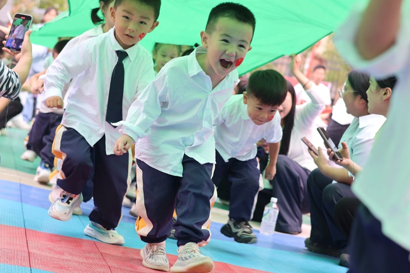 幼儿园学生在参加活动.jpg
