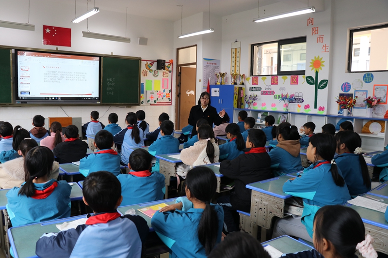 柏杨林阳光小学法治副校长为小朋友上法治课。 七星关区融媒体中心 供图