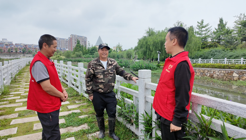 平寨村建立健全定點值守+動態巡查的常態化防溺水工作機制。