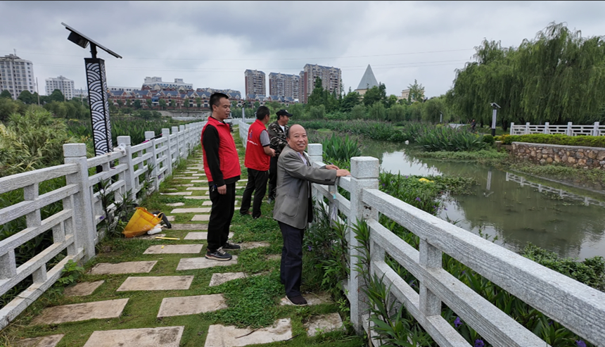 平寨村建立健全定点值守+动态巡查的常态化防溺水工作机制。
