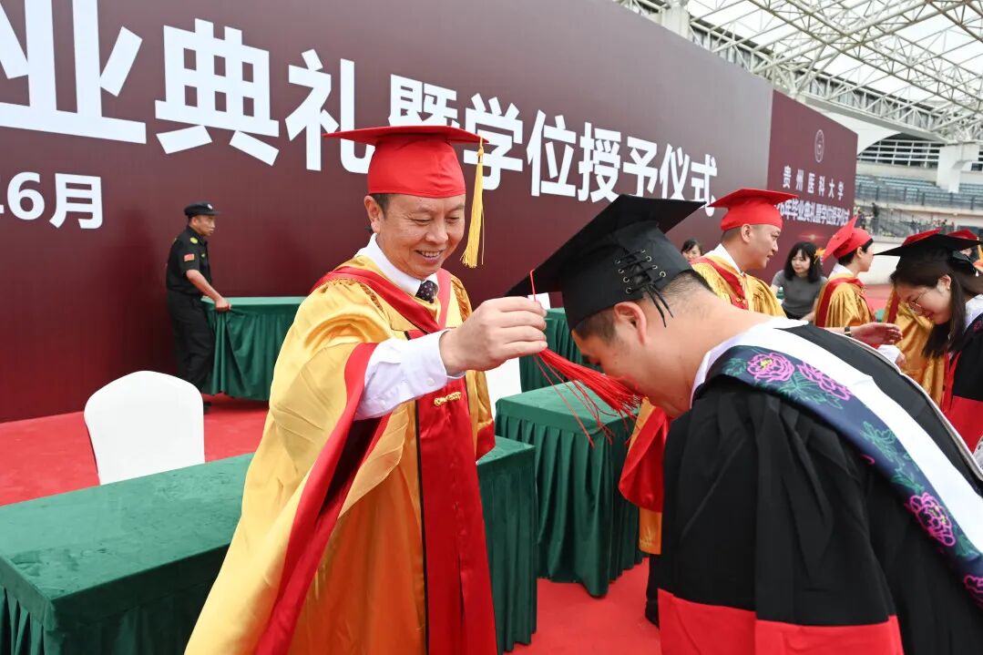 拨穗正冠，毕业礼成。