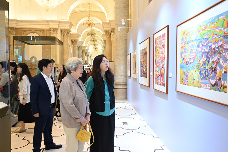 “藝心向黨 民藝黔行”當代貴州民間文藝精品展在貴陽開幕。