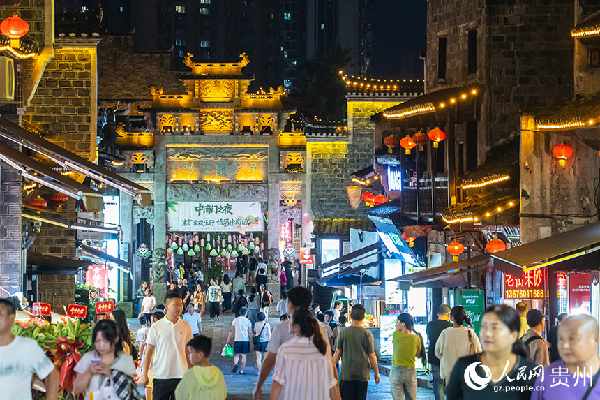 中南门古城流光溢彩,夜游经济持续释放文旅活力。人民网 阳茜摄