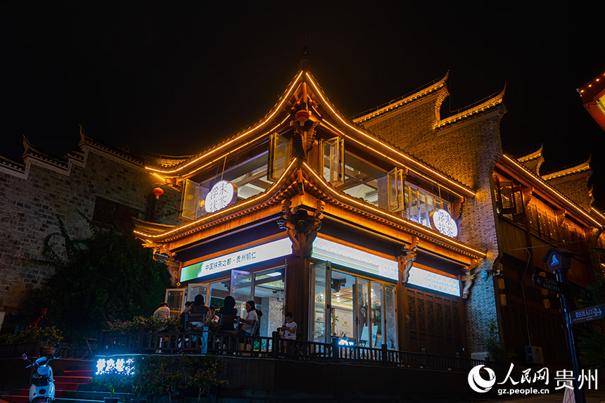 中南门古城流光溢彩，夜游经济持续释放文旅活力。人民网 阳茜摄