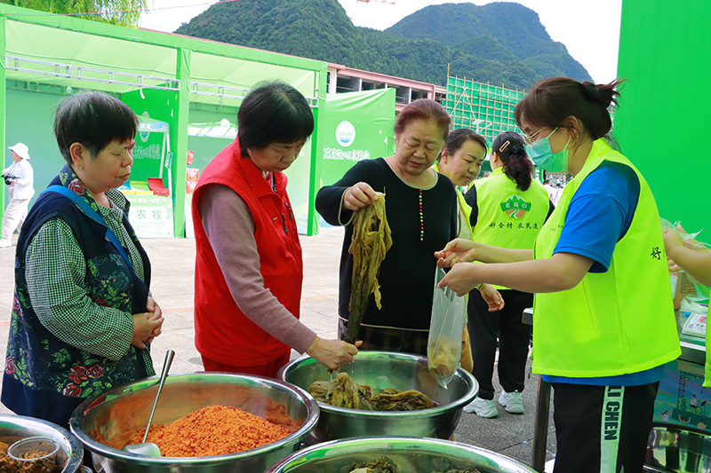游客在村晚集市购买农特产品。