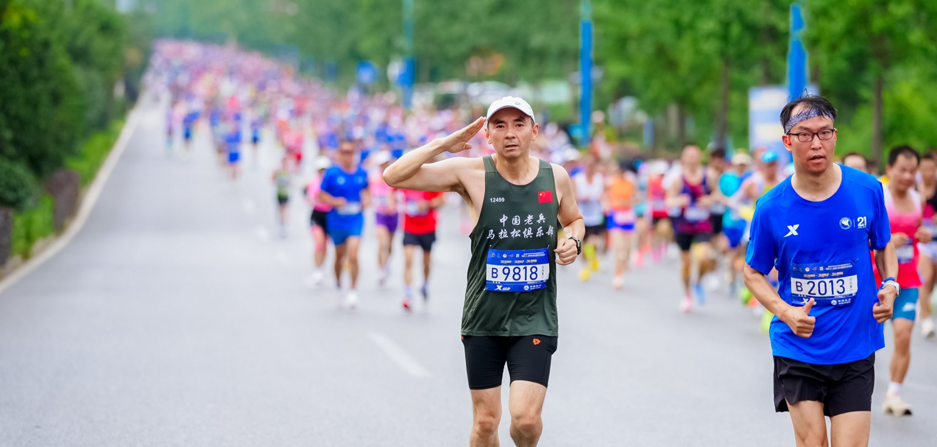 2026多彩贵州半程马拉松超级联赛（第二站）暨第二十一届贵州·镇宁黄果树半程马拉松活力开跑。代祥浒摄