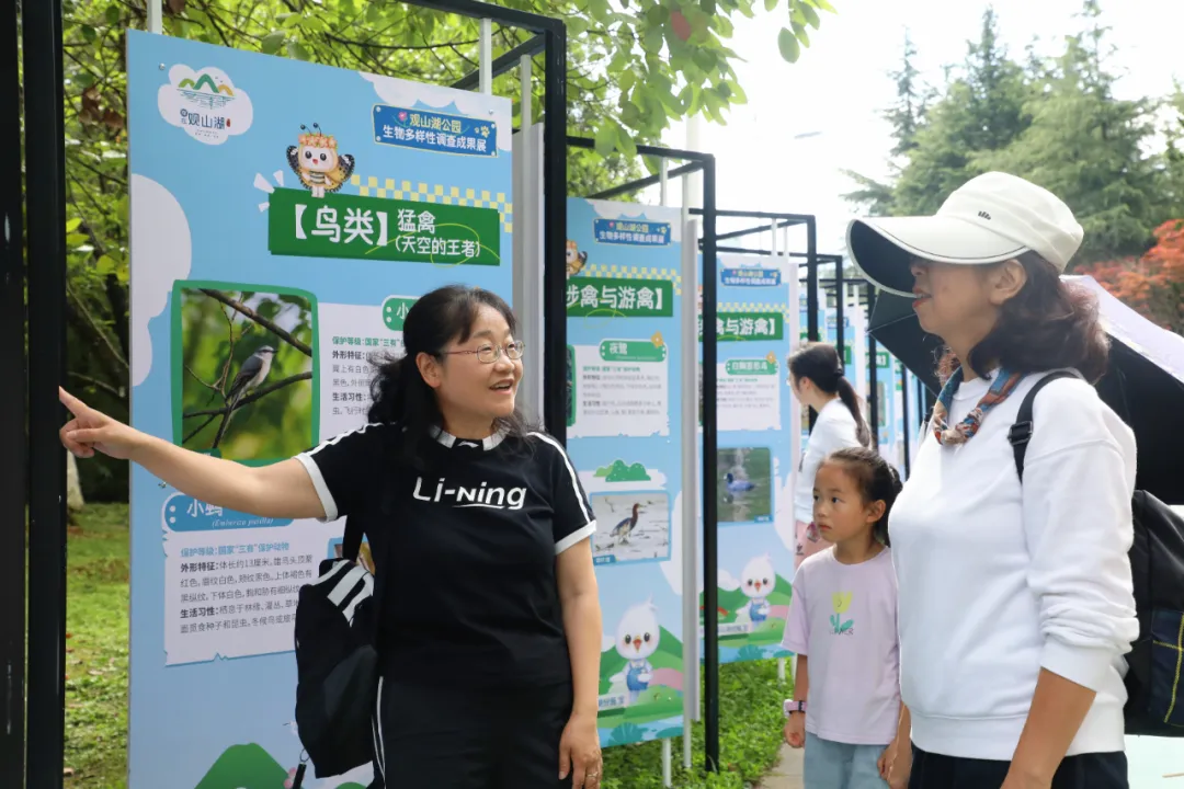 貴州省生物研究所知名鳥類專家吳忠榮給市民進行講解。