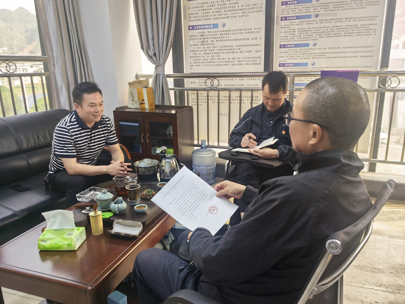 在荔波”企业之家“，与企业家面对面沟通交流，倾听企业诉求。