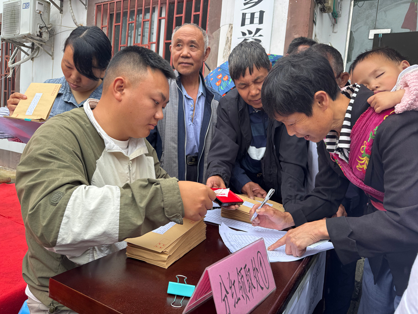 1、在工作人员有序引导下，村民依次核对信息、签字确认、领取分红款，现场氛围喜庆热烈。
