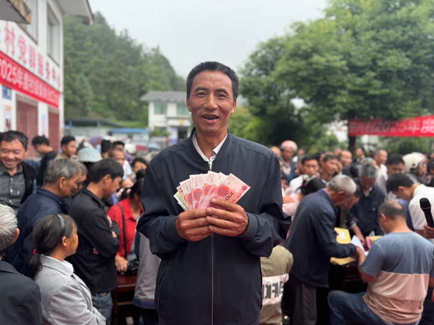 2、领到分红的村民马天强满脸喜悦，对村集体经济发展成效和惠民举措连连点赞。
