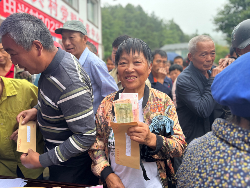 3、一张张笑脸、一沓沓现金，让群众实实在在感受乡村发展成果。 