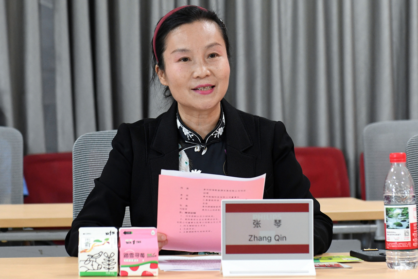 5 貴陽貴安女企業家商會會長張琴介紹商會發展情況。