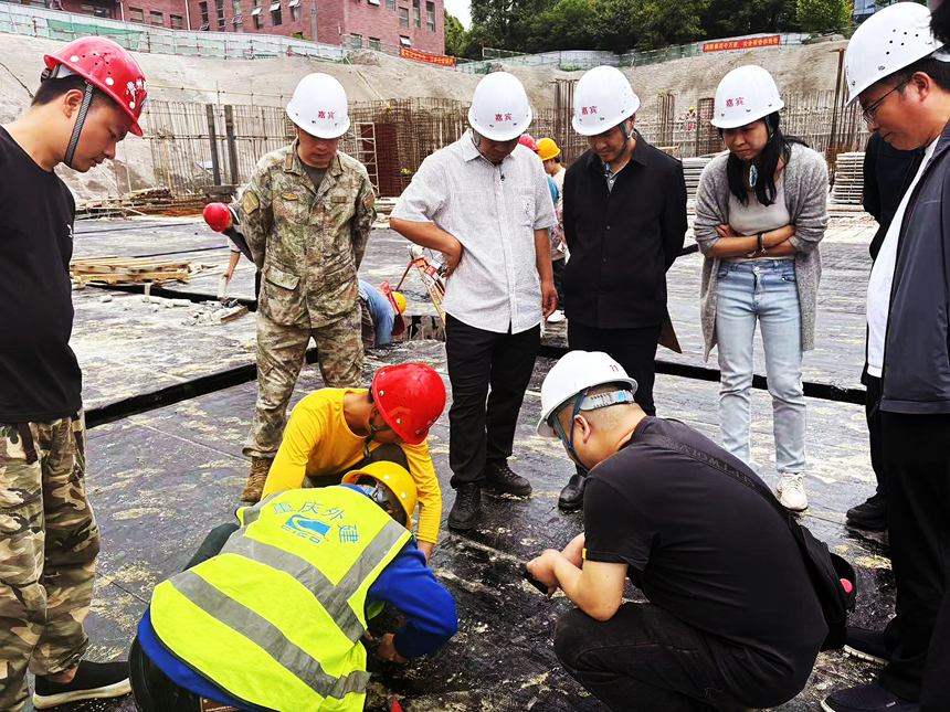 圖為觀山湖區國動委聯合辦檢查組正現場核驗某在建人防工程防護層建設質量。 張蕾攝