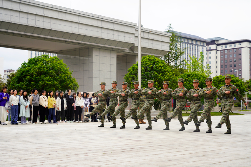 圖為觀山湖區國動委聯合辦組織開展專題培訓中，基干民兵為國防動員專業隊伍展示軍事技能。張蕾攝