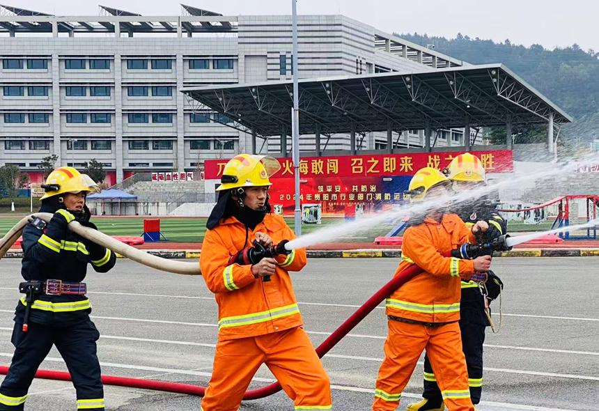 圖為觀山湖區國動委聯合辦組織國防動員力量進行消防器材操作訓練。張蕾攝