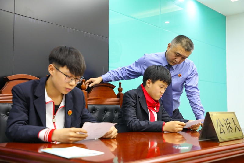 在模拟法庭， 检察官现场教学公诉人如何履职。