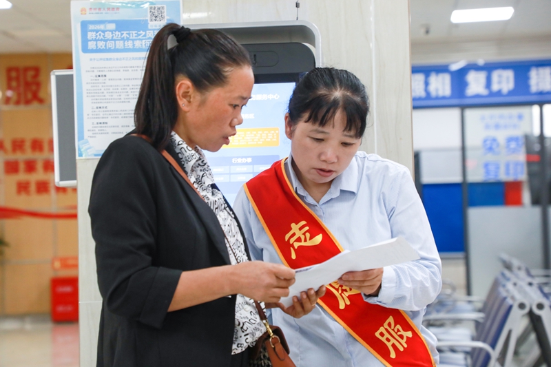 志愿者在天柱县政务服务中心办事大厅指导群众办理业务