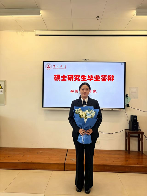 何霞通过研究论文答辩。