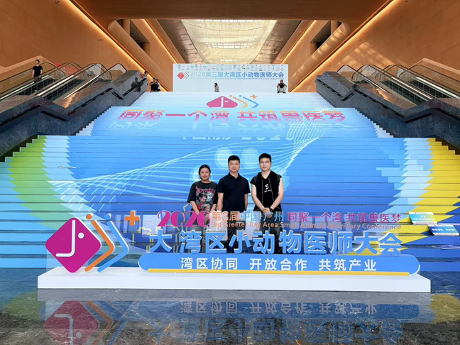 何霞在遵义职院老师指导下参加比赛。