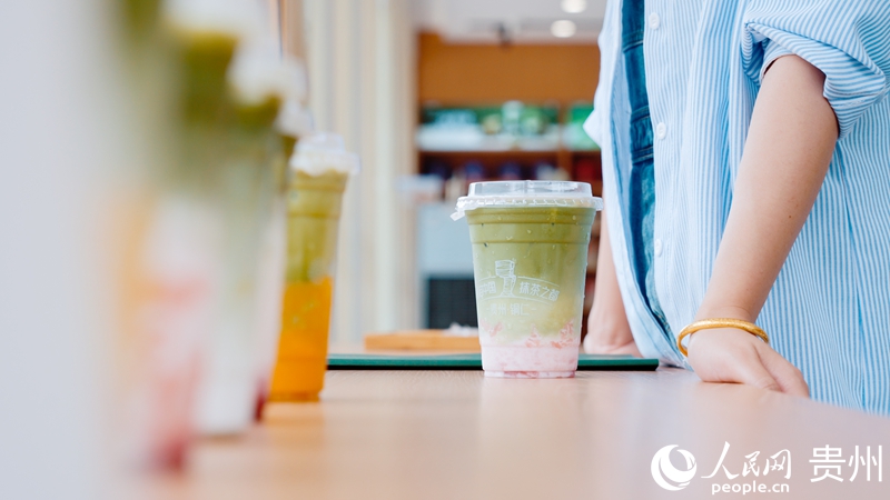 5 以抹茶为原料开发的抹茶新茶饮。人民网记者 涂敏 摄.jpg