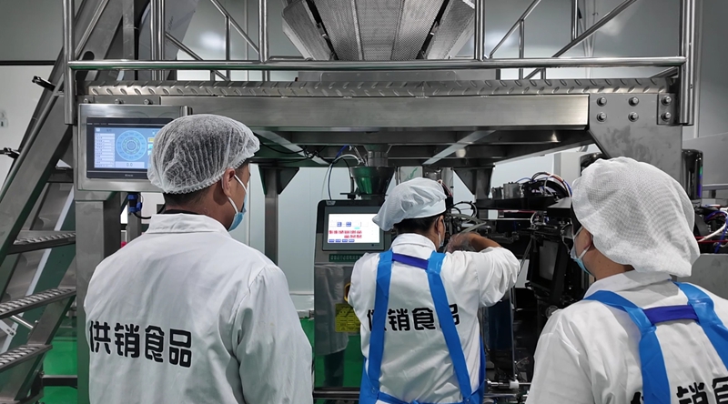 1 、工人正在忙着加工生产。.jpg