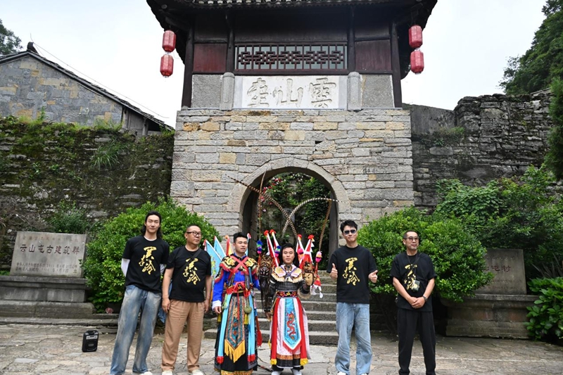 1、主创团队抵达云峰屯堡景区。.jpg