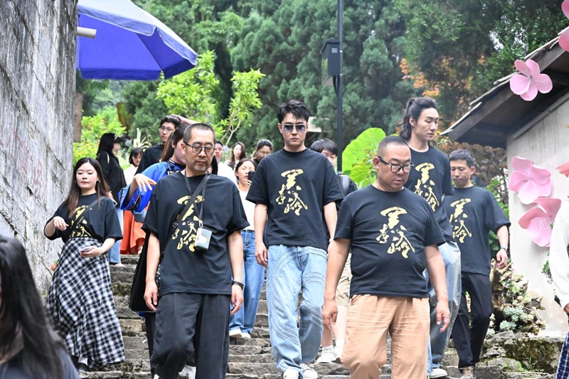 2、主创团队抵达云峰屯堡景区。.jpg
