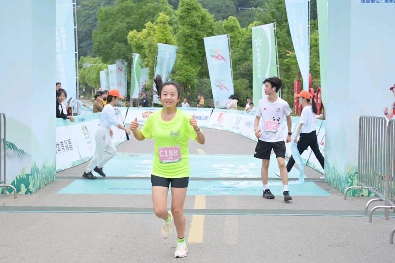 图为 520欢乐组冲线女子精彩瞬间