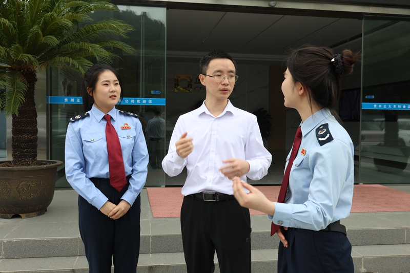近日，金沙县税务局组建服务专班，为有需求的企业答疑解惑、宣传纳税信用相关政策。图为专班成员正在了解贵州正大农牧食品有限公司经营业务。（摄：朱泫粼）.jpg