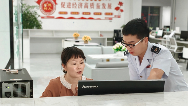 税务部门搭建起涵盖税企互动、可视答疑、上门宣讲、定向推送等多形式的全维度宣传矩阵把纳税信用纳入服务清单，护航企业连续保持A级纳税人资质，以诚信纳税筑牢企业发展根基。陈焰宏.jpg