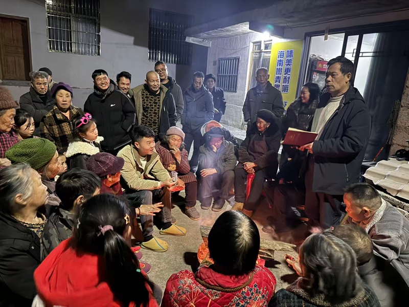 东门村党支部书记组织党员群众召开院坝会。