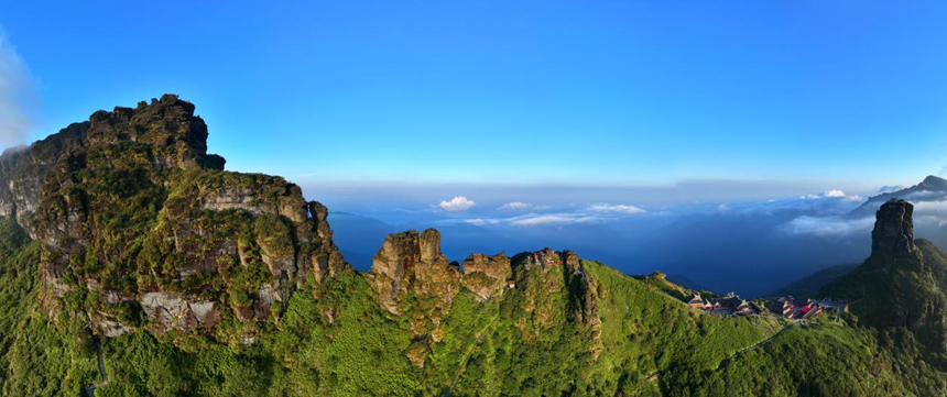 山水蕴康养 梵净引客栖。