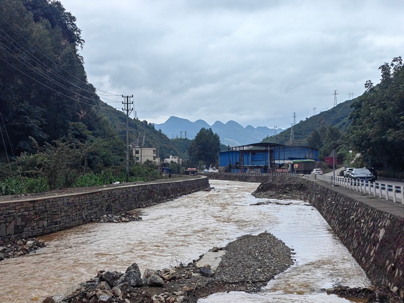 赫章县前河河道治理工程抢抓施工  王永胜 摄